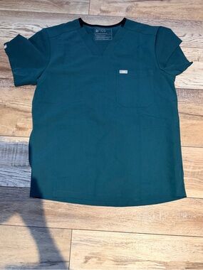 FIGS Forest Green scrub set Scrub Top with Chest Pocket and jogger bottoms.